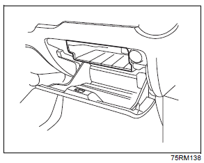 Suzuki Ignis. Handschuhfach 